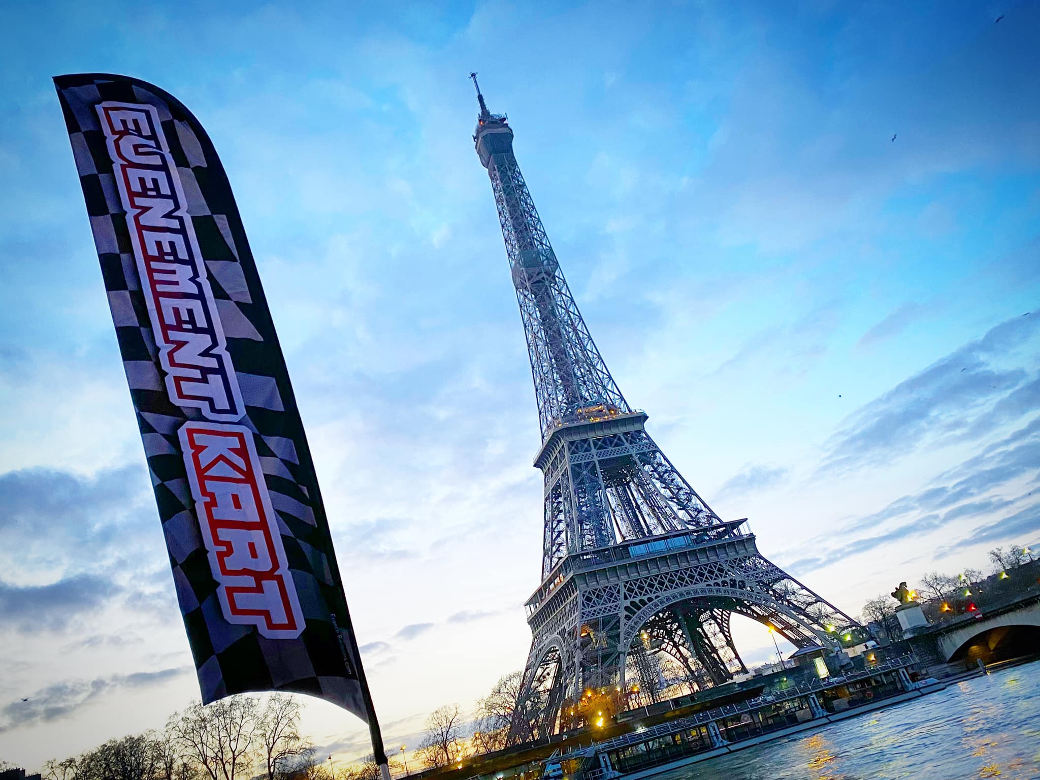 Oriflamme imprimé aux couleurs de la marque sur les Champs de Mars devant la Tour Eiffel