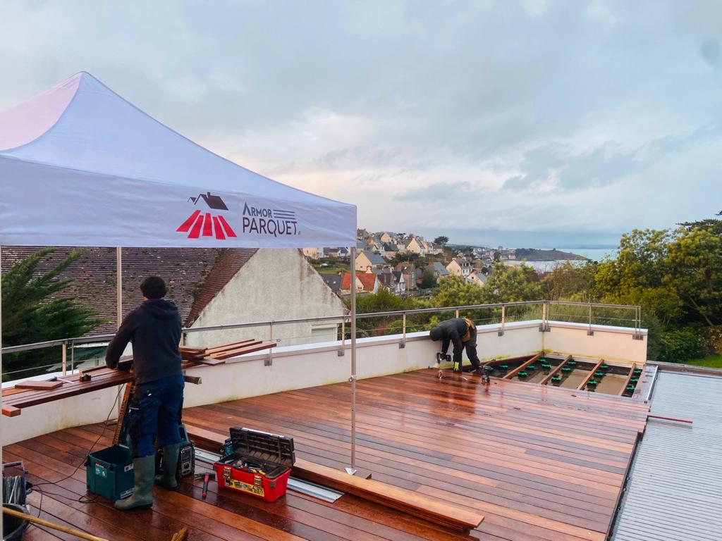 Des experts au travail Tonnelle pliante qui abrite des professionnels sur un chantier face à la mer