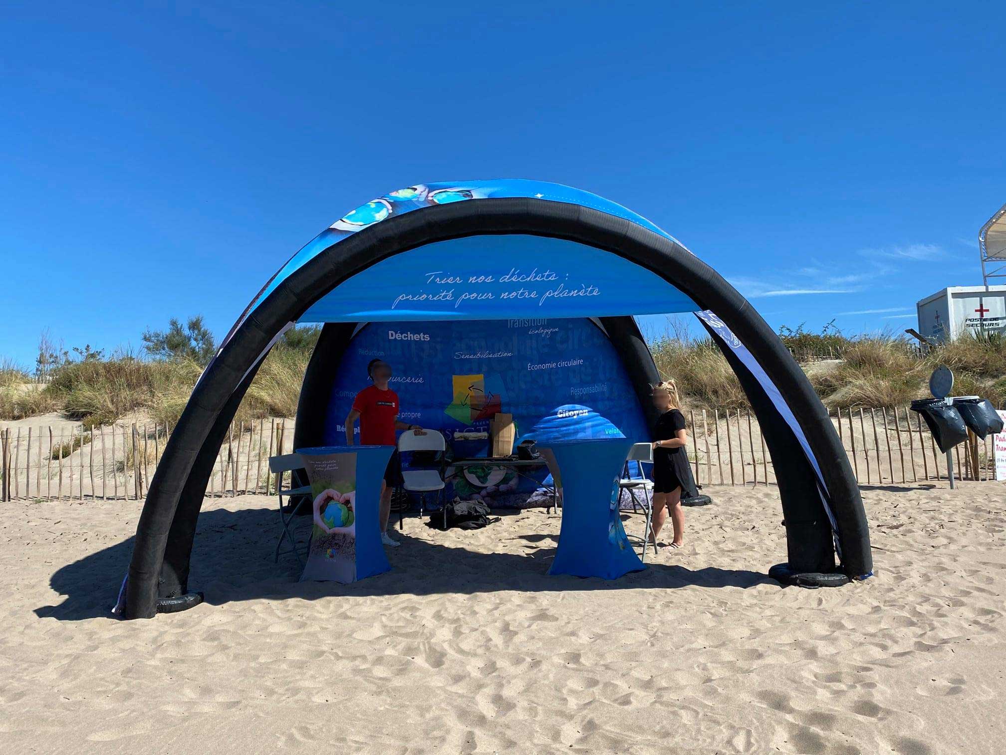 Tente gonflable en exposition sur une plage de sable fin