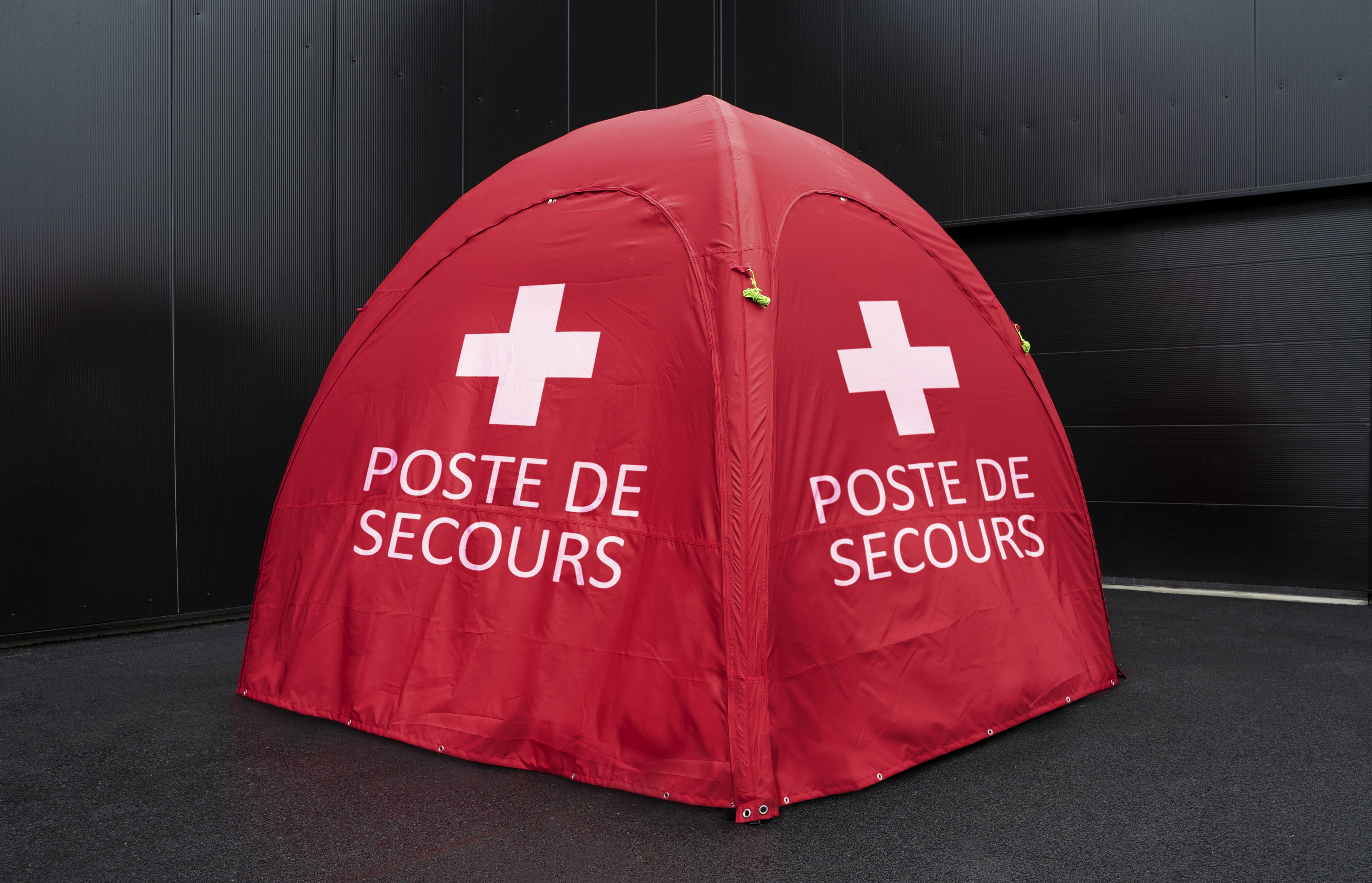 Tente gonflable transformée en poste de secours éphémère