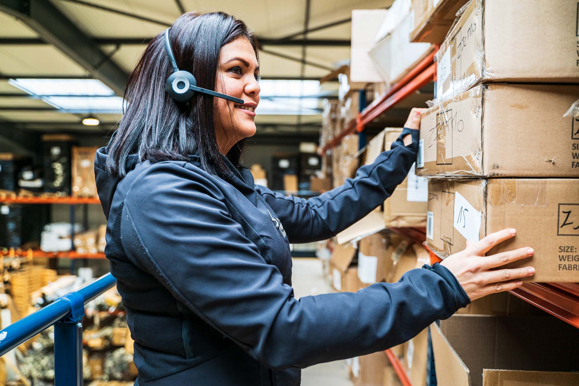 Portrait d'un salarié dans l'entrepôt de stockage des produits France Tonnelles